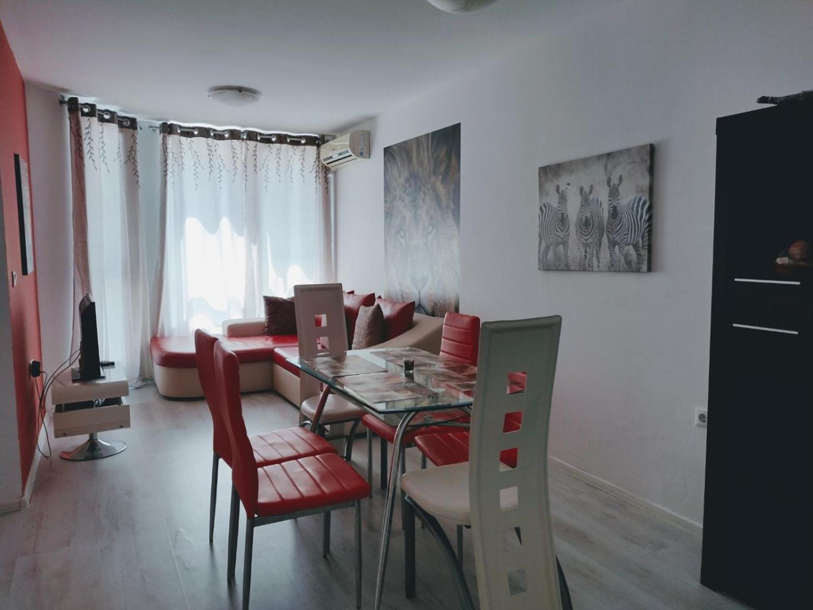 Private Apartment With Parking And Pool Baltsjik Eksteriør bilde