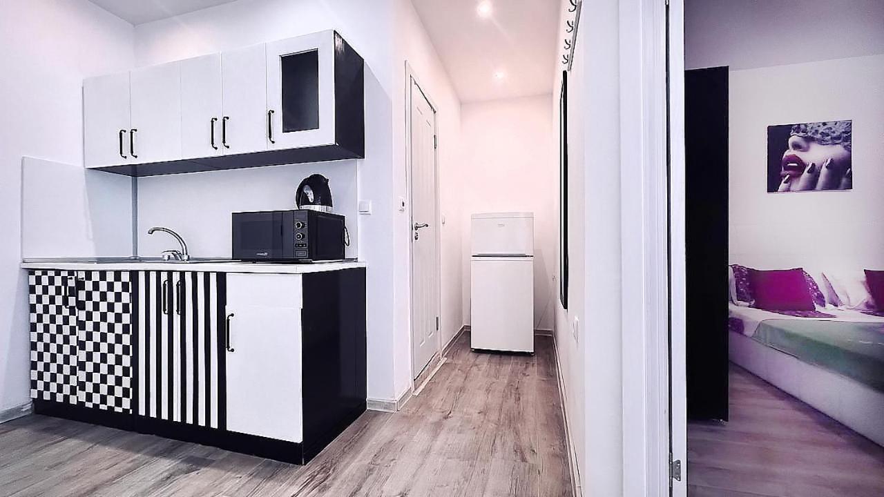 Private Apartment With Parking And Pool Baltsjik Eksteriør bilde